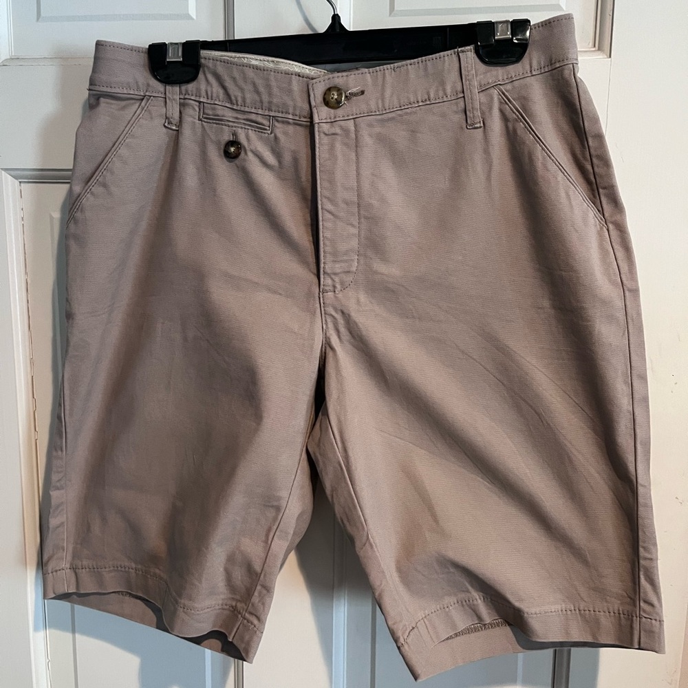 Lee Comfort Waist shorts size 10, Khaki
